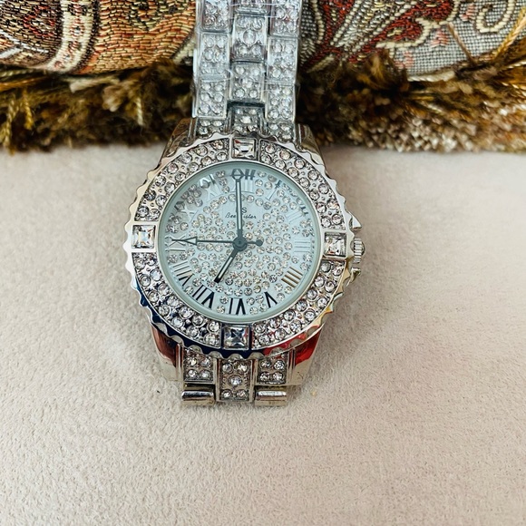 Very Shiny Crystal Wristwatch - Picture 4 of 13
